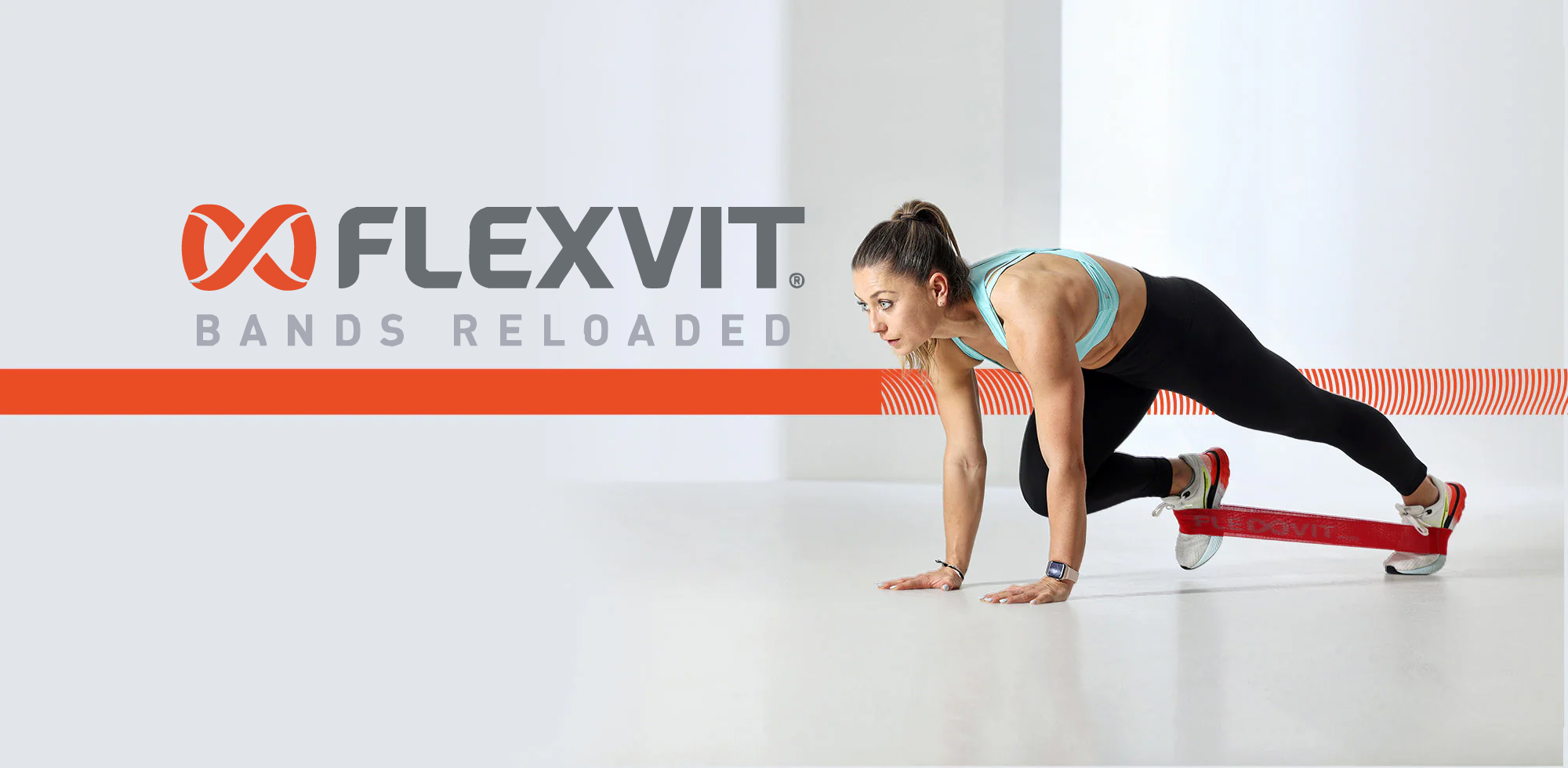 Frau macht Übungen mit rotem Flexvit Fitnessband
