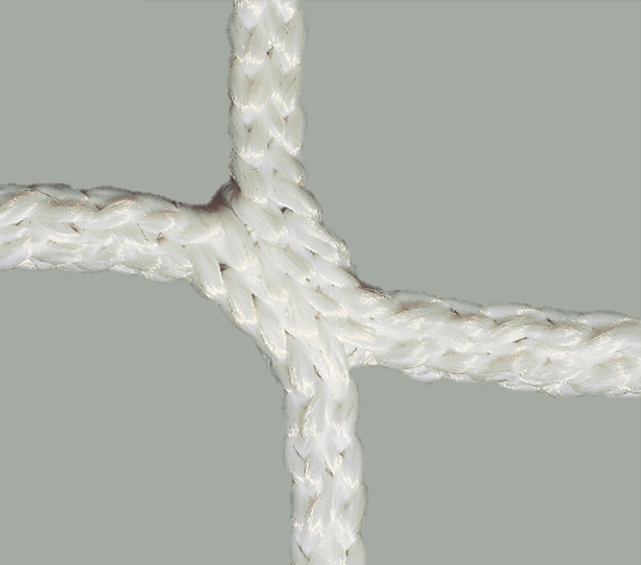 Detaillierte Ansicht eines weißen Knotens in einem Netz, auf grauem Hintergrund