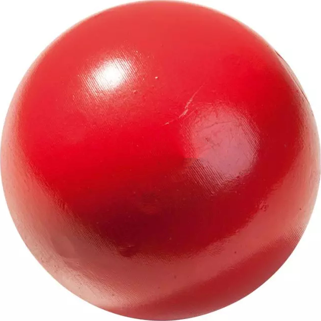 Ein roter Jonglierball aus Gummi auf weißem Hintergrund