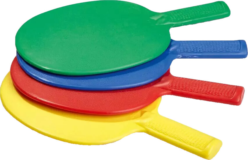 Verschiedenfarbige Tischtennisschläger in Grün, Blau, Rot und Gelb übereinander gestapelt