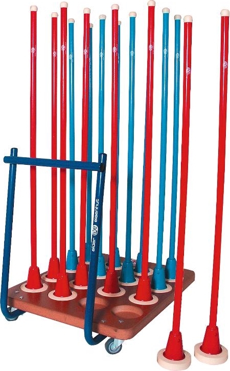 Ein Set aus roten und blauen Balancierstangen mit einem Rollwagen zur einfachen Lagerung und Transport.