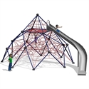 Kinder spielen auf einer großen Kletterpyramide mit Rutsche