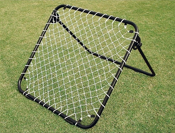 Ein schwarzer Rebounder mit weißem Netz auf einem grünen Rasenplatz, ideal für Fußballtraining und Ballübungen.