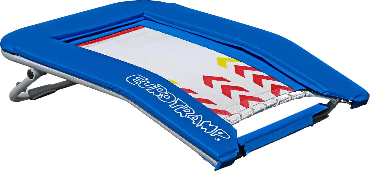 Das Bild zeigt ein blaues Mini-Trampolin von Eurotramp. Es hat eine weiße Sprungfläche mit roten und gelben Pfeilmustern.