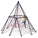 Kind klettert auf einer Kletterpyramide aus Seilen und Metall auf dem Spielplatz