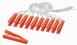 Ein Set aus 12 orangefarbenen Wäscheklammern mit einer weißen Wäscheleine, ideal zum Aufhängen von Kleidung.