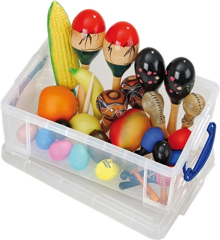 Eine transparente Box gefüllt mit bunten Musikinstrumenten, darunter Maracas, Rasseln und Plastikfrüchte.