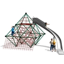 Kinder spielen auf einer Kletterpyramide mit Rutsche