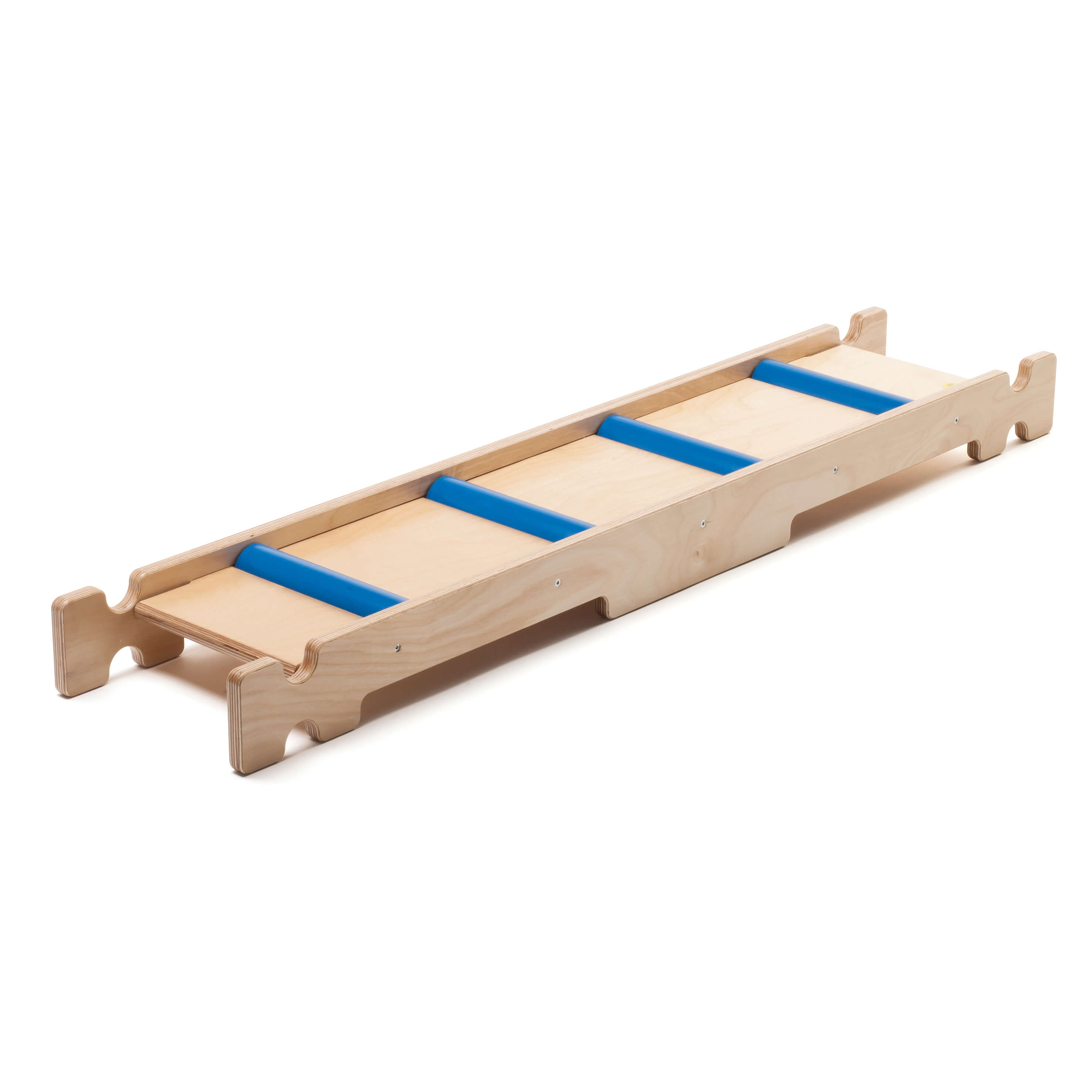 Lange Holzrampe mit blauen Stufen, geeignet für Kinder zum Spielen oder Klettern.