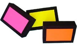 Drei neonfarbene Notizblöcke in Pink, Gelb und Orange mit schwarzem Rahmen