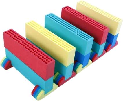 Mehrfarbige Bauklötze aus Schaumstoff, angeordnet in einer Reihe, ideal für Kinder zum Spielen und Lernen