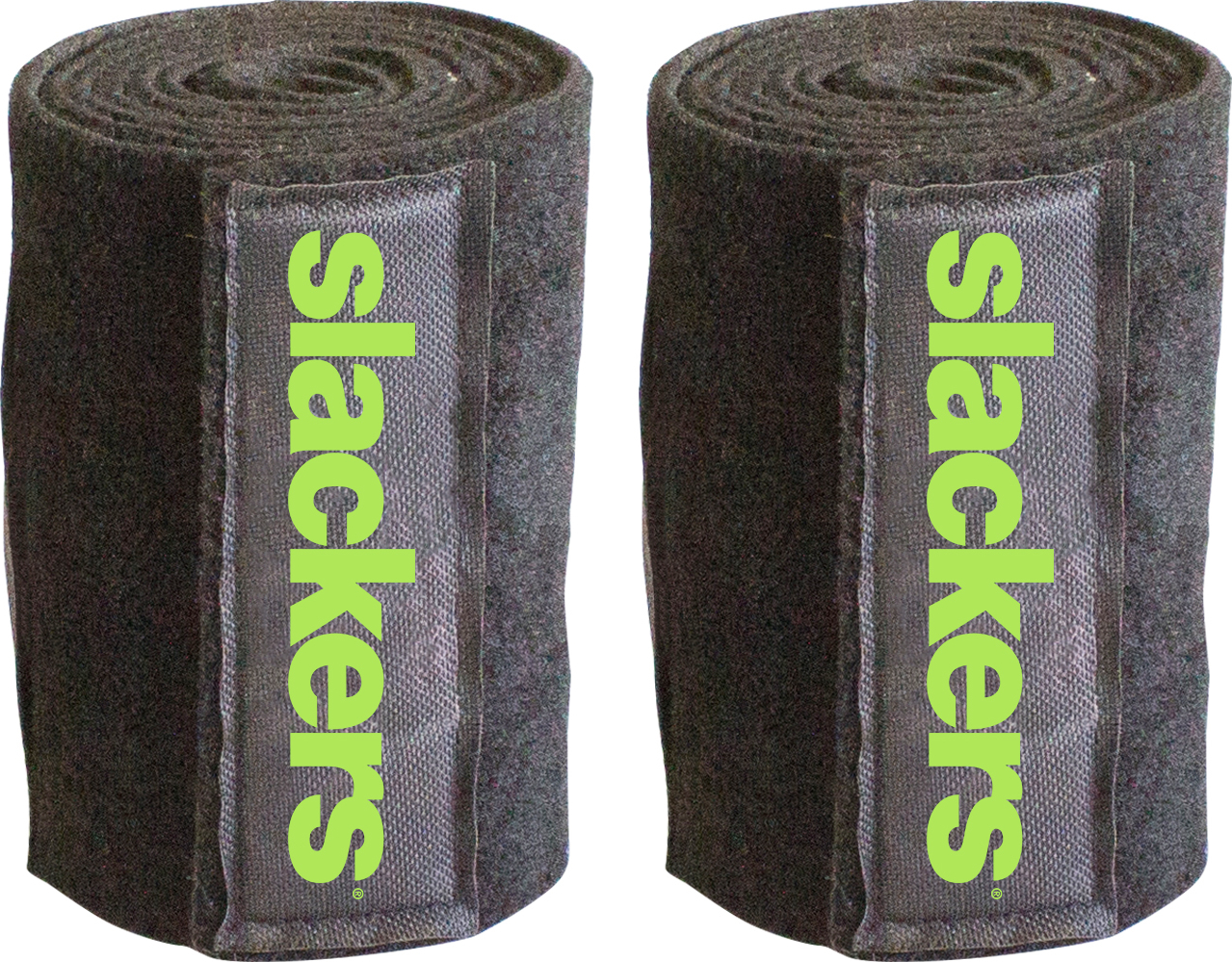 Zwei schwarze Slackline Baumschutz Pads mit grünem 'slackers' Logo, ideal für Baumschutz bei Slacklining im Freien