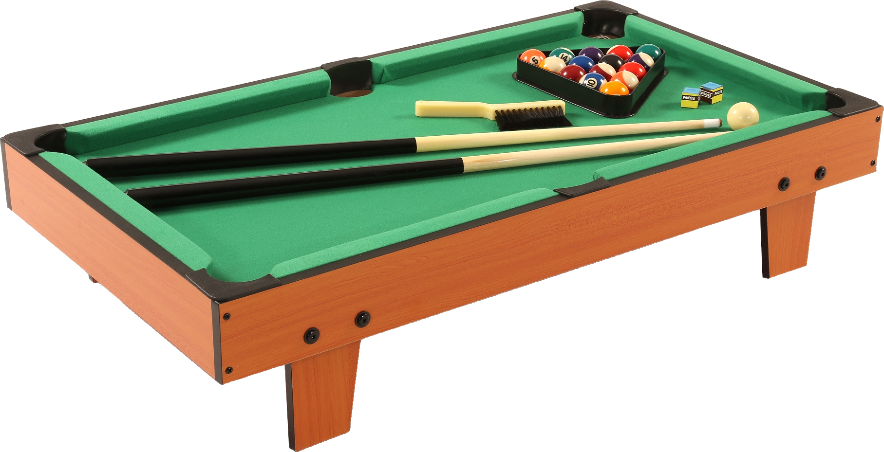 Ein kleiner Billardtisch mit grünem Spielfeld, darauf zwei Queues, eine Bürste und ein Set von Billardkugeln.