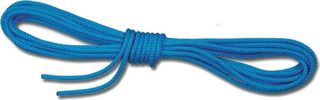 Ein blaues Kletterseil, sauber aufgewickelt, ideal für Kletter- und Outdoor-Aktivitäten