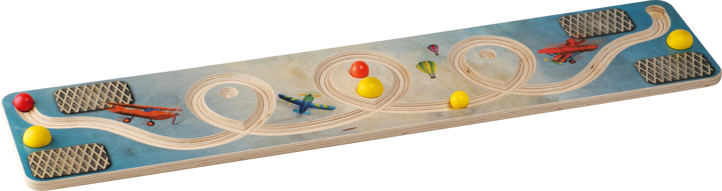 Langes Holzspielzeug mit geschwungenen Bahnen, bunten Kugeln und Flugzeugmotiven auf blauem Hintergrund