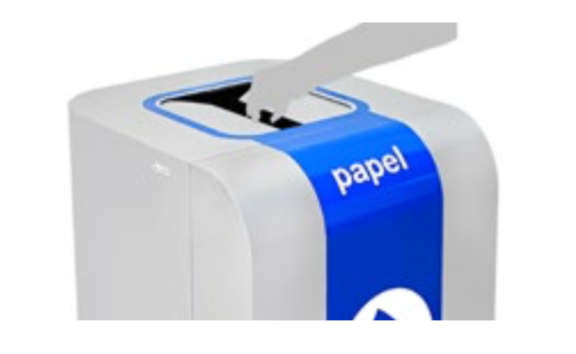 Hand wirft Papier in blauen Recyclingbehälter für Papier