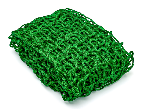 Zusammengefaltetes grünes Sicherheitsnetz aus robustem Material, ideal für Ladungssicherung im Transport