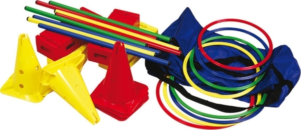 Buntes Sport- und Spielset bestehend aus gelben und roten Kegeln, bunten Ringen und Stäben