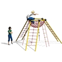 Zwei Kinder auf einem Klettergerüst mit Rutsche auf dem Spielplatz