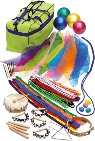Ein Set bestehend aus bunten Gymnastikbällen, einem Seil, Schlägern, Tüchern, Musikinstrumenten wie Tamburin und Triangel sowie einer grünen Tasche.