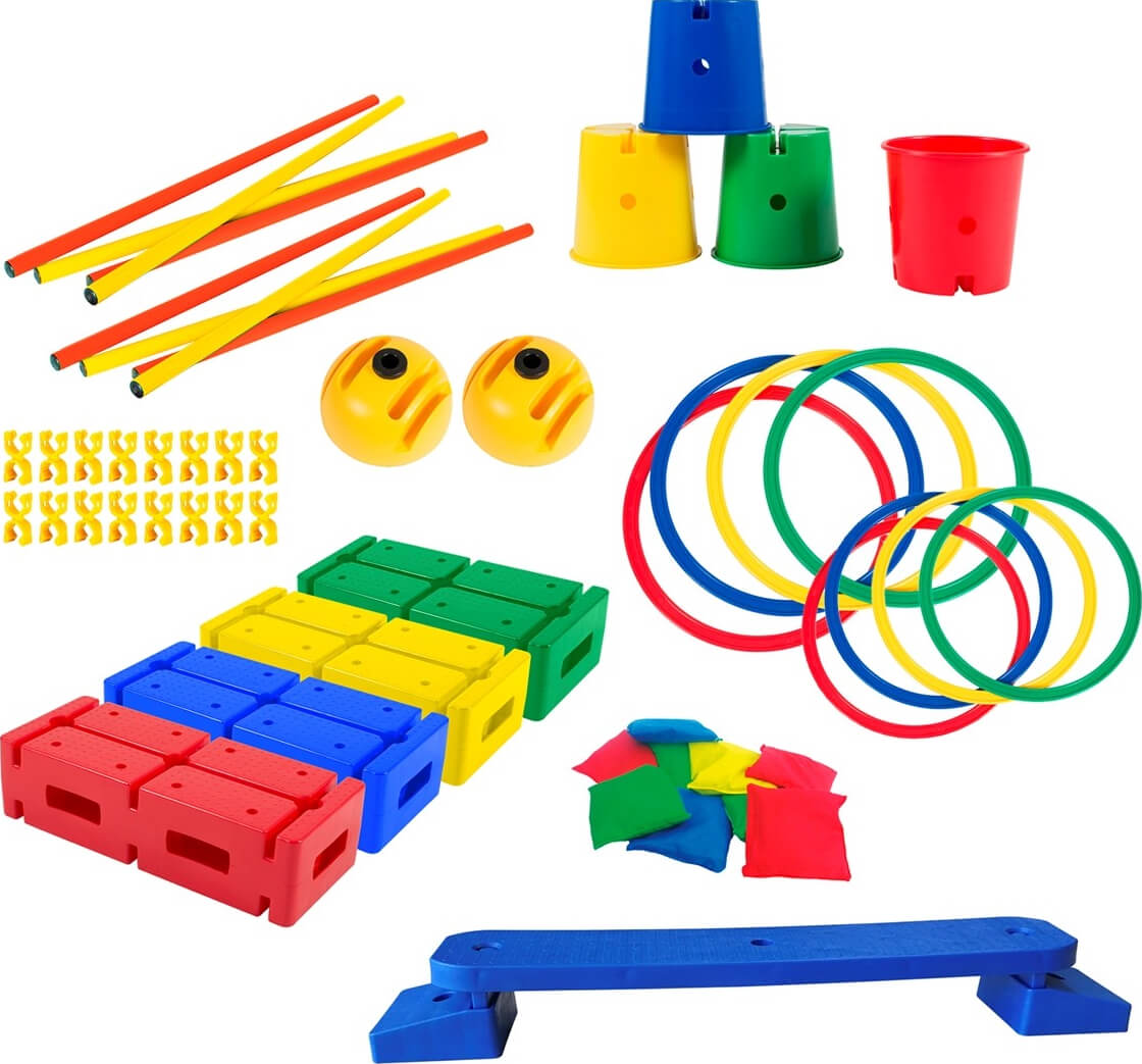 Verschiedene farbige Spielgeräte wie Ringe, Blöcke und Stäbe für Kinderparcours