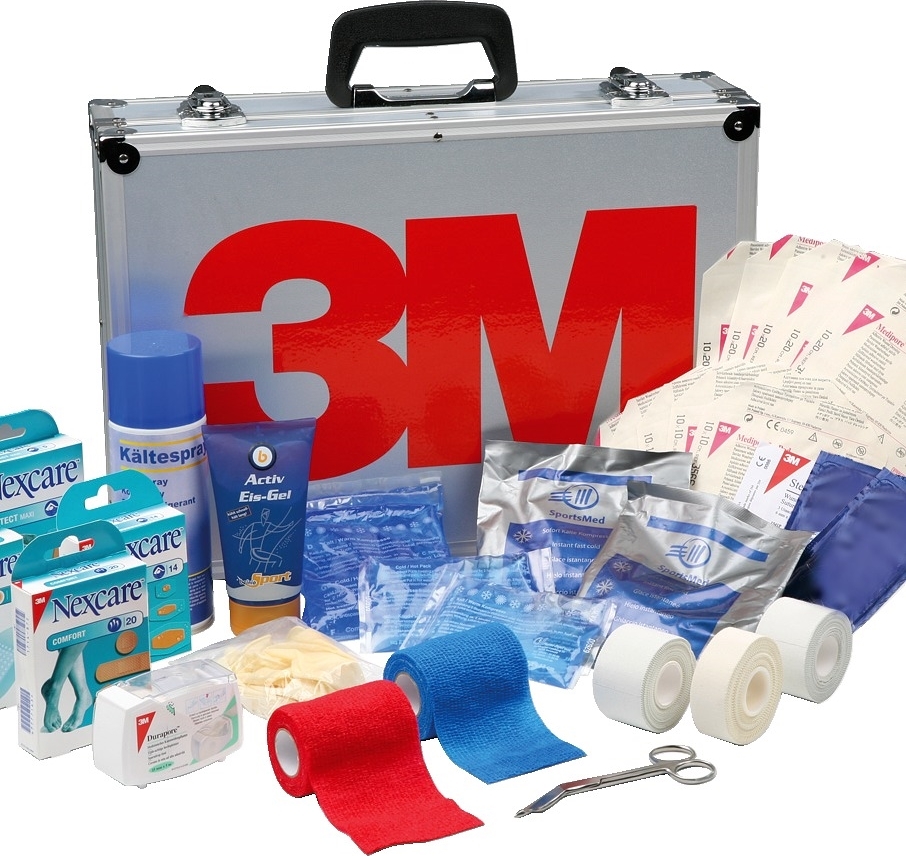 Ein 3M Erste-Hilfe-Koffer, gefüllt mit Kältespray, Eis-Gel, Bandagen, Pflastern und weiteren medizinischen Hilfsmitteln, die für Notfälle geeignet sind.