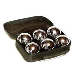 Sechs silberne Petanque-Kugeln in einer schwarzen Tragetasche