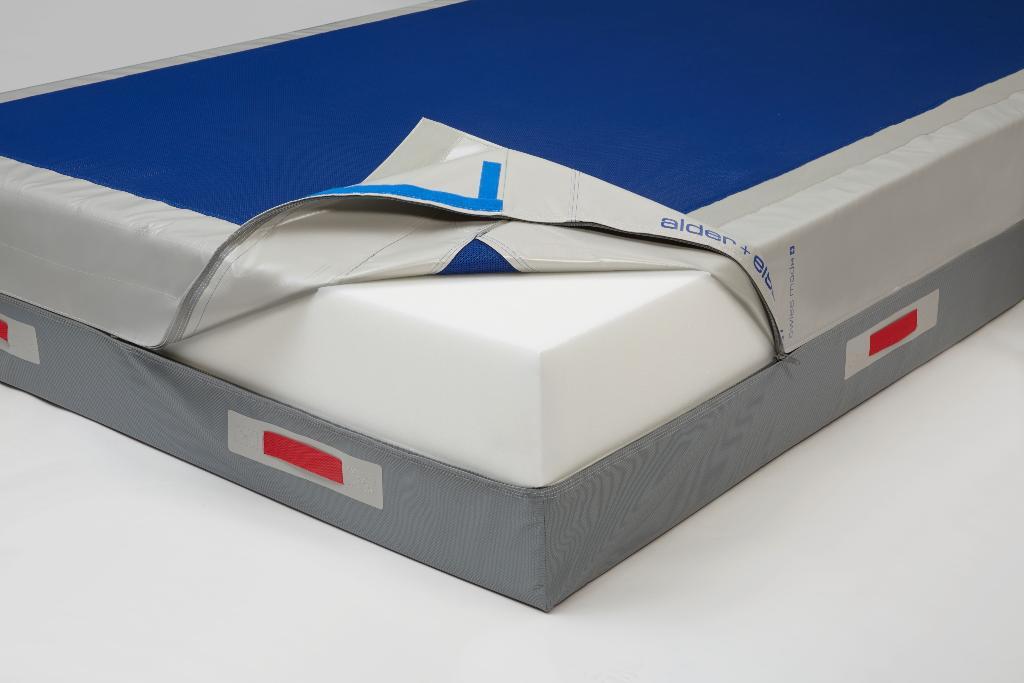 Nahaufnahme einer Premium-Turnmatte mit abnehmbarer, blauer Oberfläche und stabilem Rand für sicheres Training